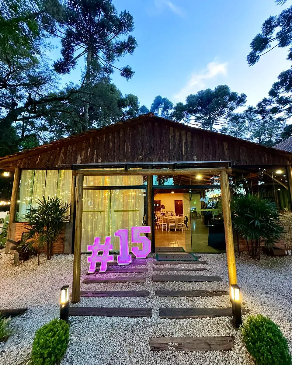 Entrada do salão decorada para uma festa de aniversário
