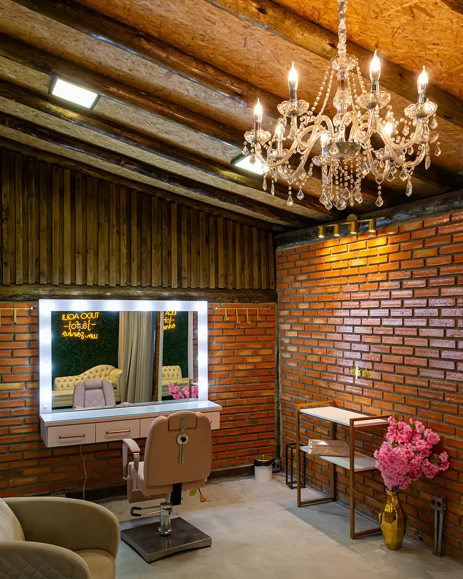 Camarim com espelho iluminado e lustre