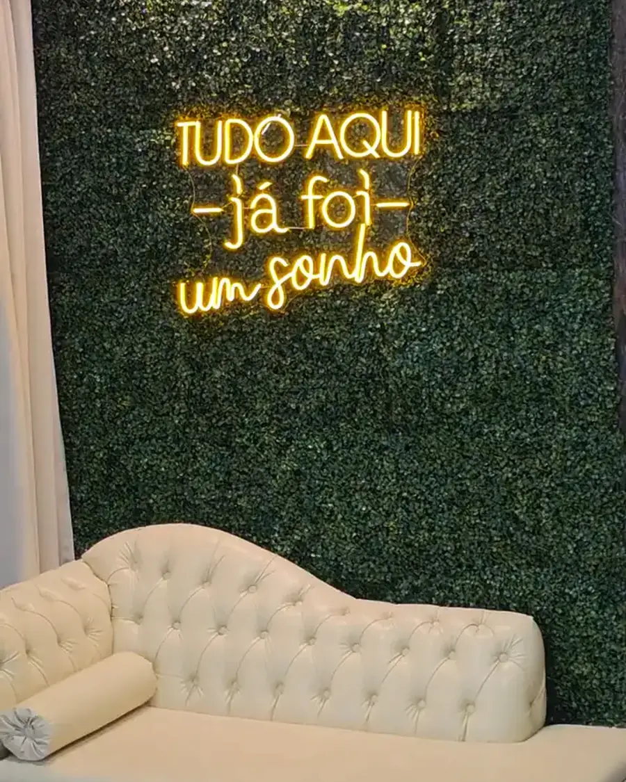 Camarim com parede verde e letreiro de neon