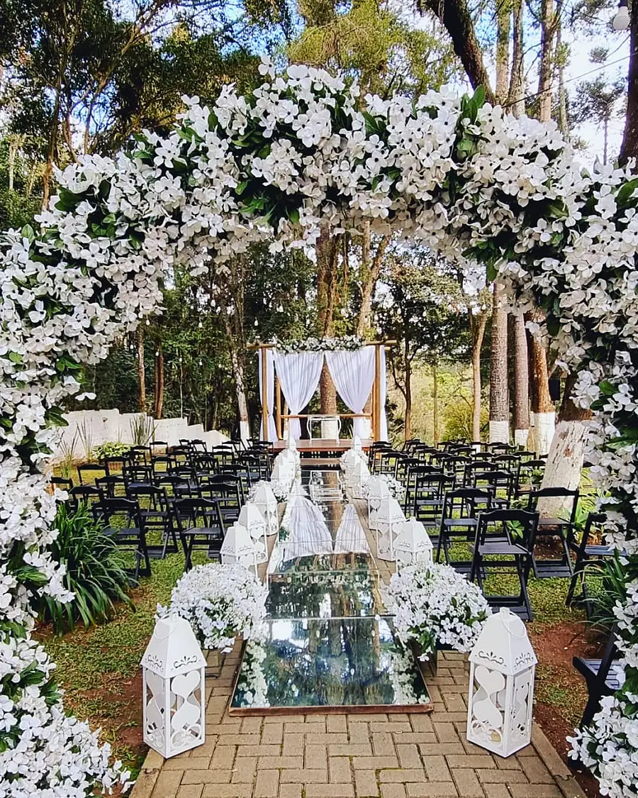 Arco de flores brancas na cerimônia do bosque