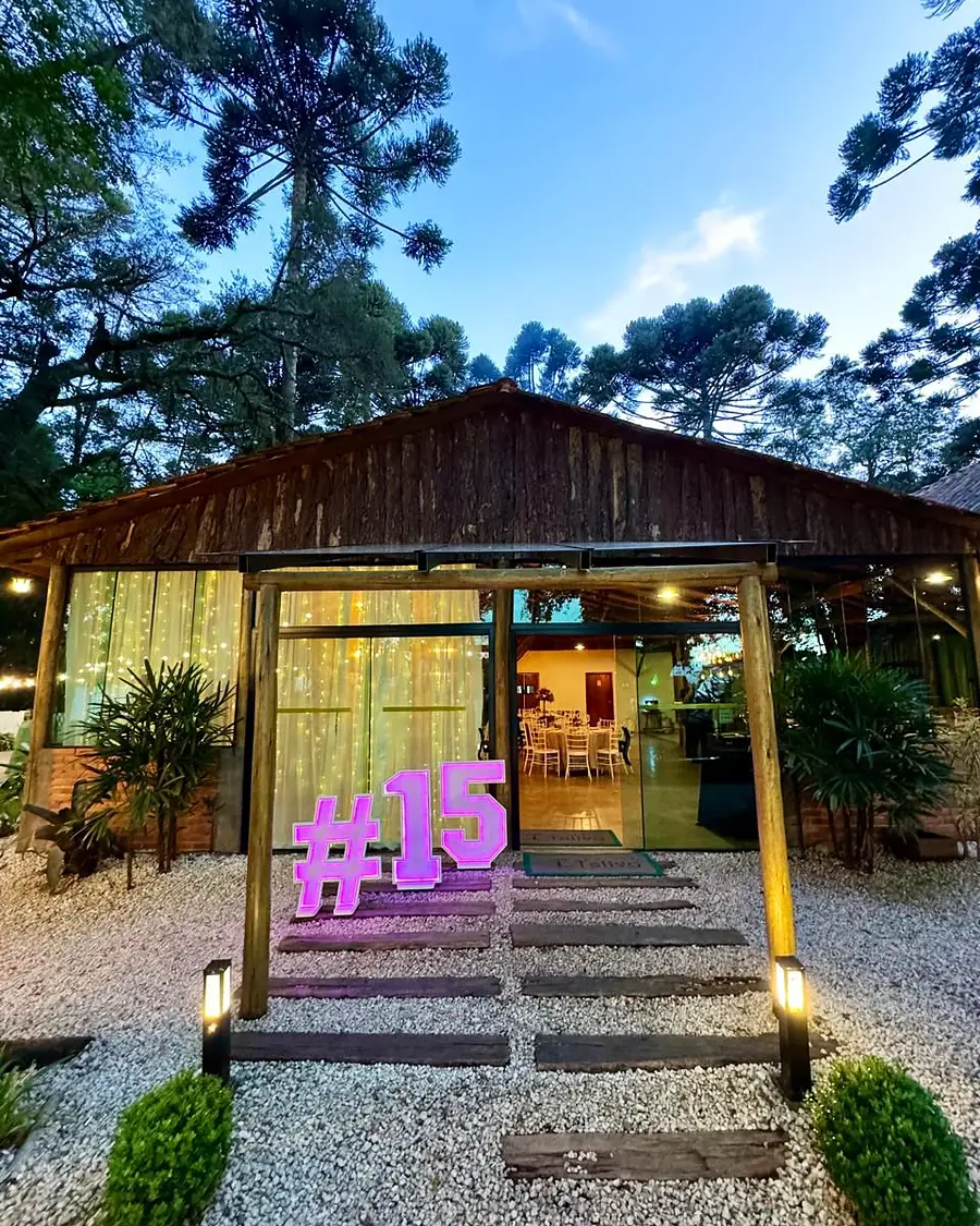 Entrada do salão decorada para uma festa de 15 anos