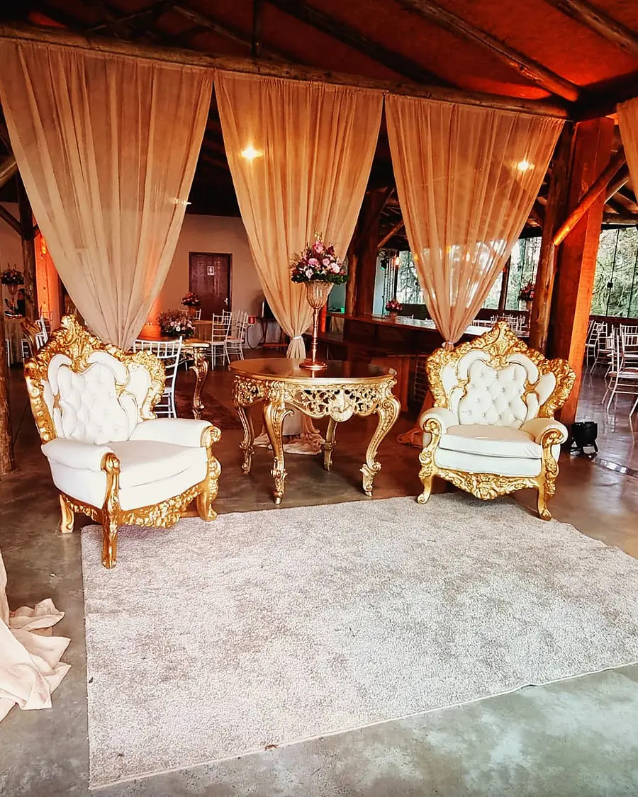 Poltronas clássicas e cortinas no salão